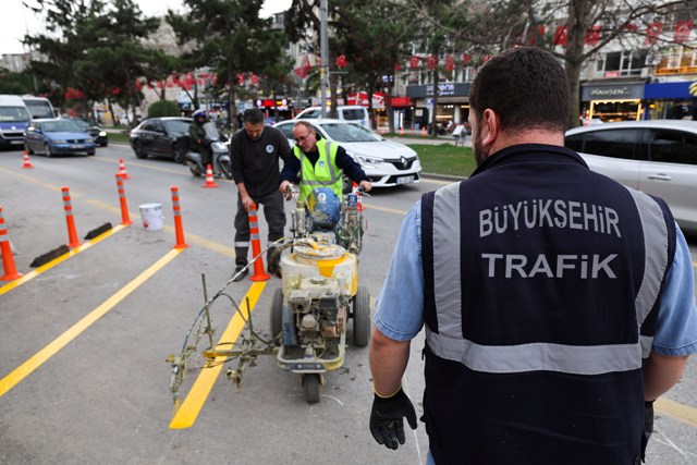 ŞEHİR MERKEZİNDE MOTOSİKLET DEVRİ: KALDIRIMLAR YAYALARA, PARKLAR MOTORLARA!
