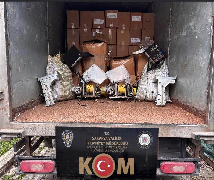 SAKARYA’DA KAÇAK TÜTÜN OPERASYONU: 4 GÖZALTI, YÜZ BİNLERCE MAKARON ELE GEÇİRİLDİ!