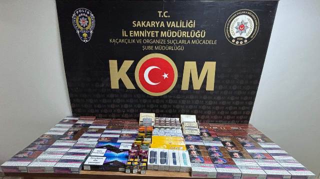 SAKARYA POLİSİNDEN KAÇAKÇILARA DARBE: İSTANBUL’DAN GELEN ARAÇTA YÜZLERCE CİHAZ ELE GEÇİRİLDİ!