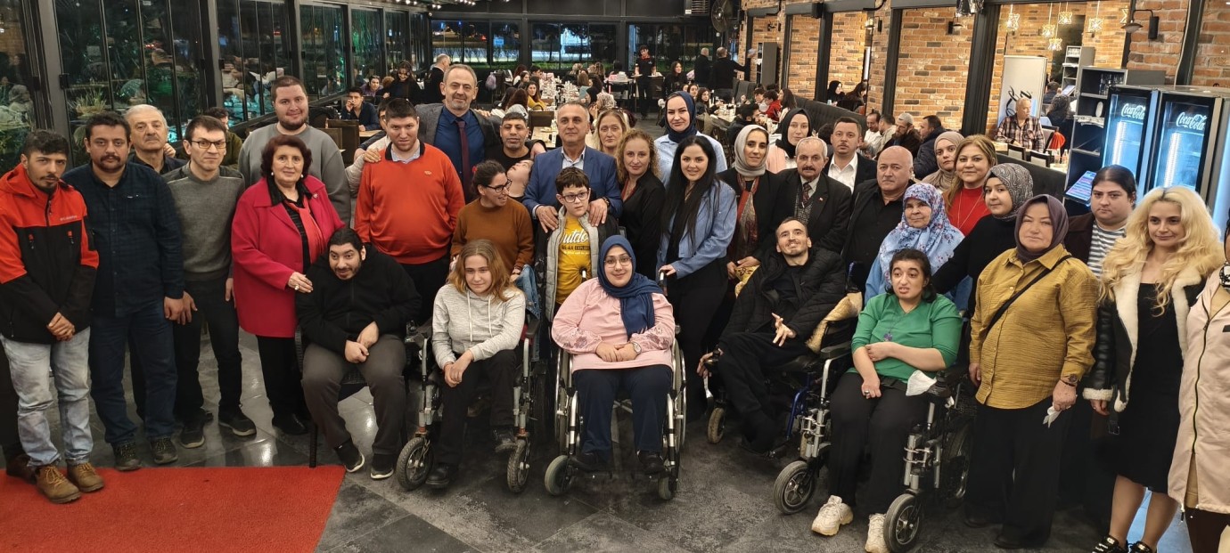 SAKARYA’DA GÖNÜL KÖPRÜLERİ KURULDU: 500 KİŞİLİK DEV İFTARDA ENGEL TANIMAYAN KARDEŞLİK!
