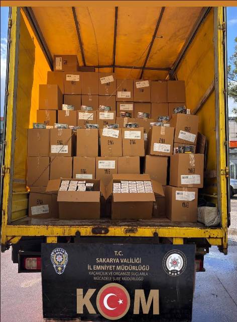 SAKARYA’DA KAÇAKÇILIĞA DEV DARBE: MİLYONLARCA MAKARON ELE GEÇİRİLDİ!