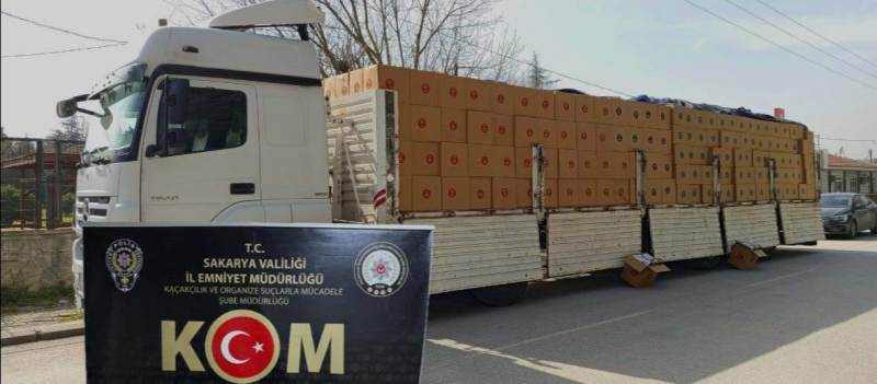 HENDEK’TE DEV OPERASYON: TEM OTOYOLUNDA 10 MİLYON KAÇAK MAKARON ELE GEÇİRİLDİ!