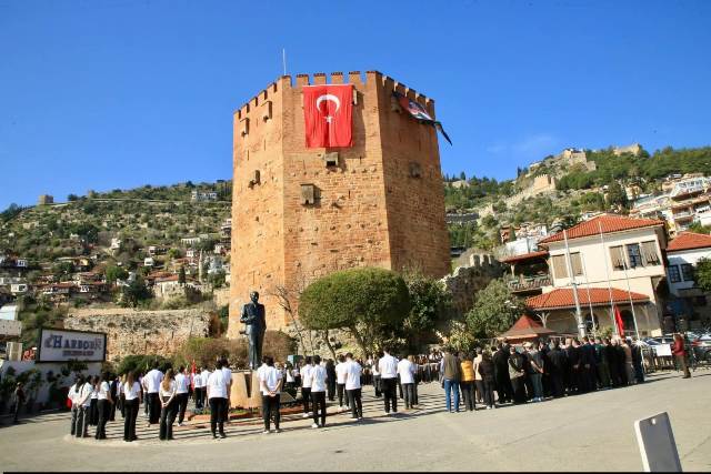 800 YILLIK MİRASIN GÖLGESİ KIZILKULE'DE İSTİKLAL MARŞI COŞKUSU YAŞANDI!