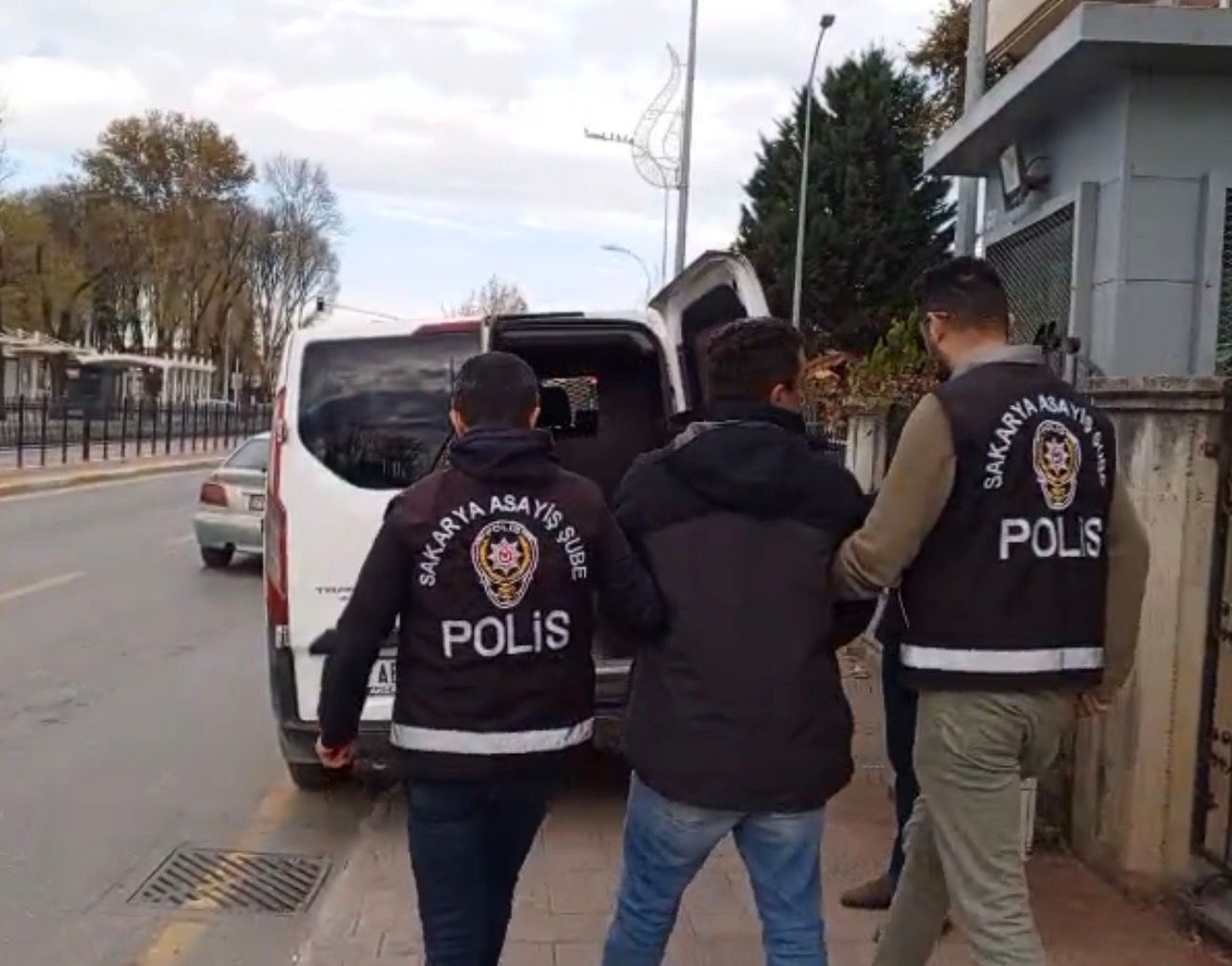 SAKARYA POLİSİNDEN DEV OPERASYON: 325 FİRARİ YAKALANDI!