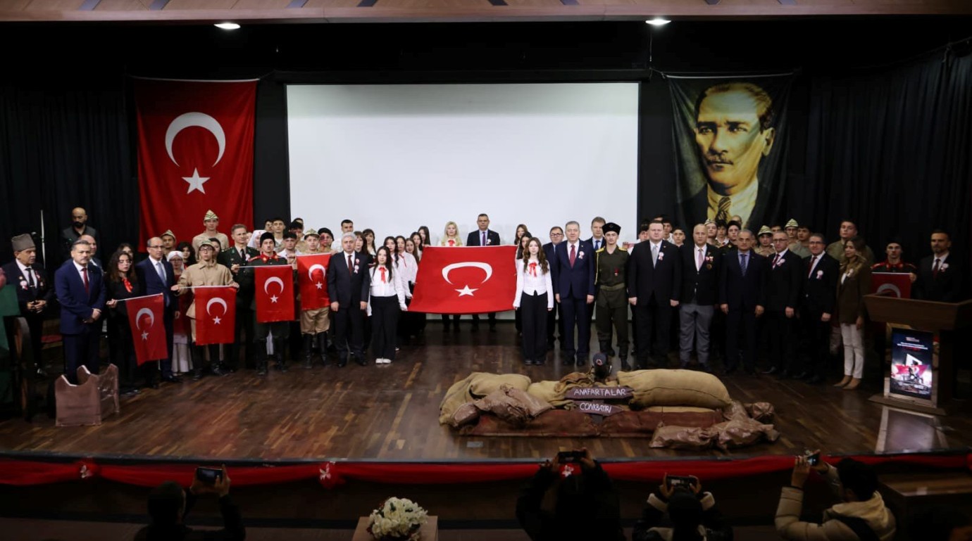 SAKARYA’DA 18 MART GURURU: ŞEHİT EROL OLÇOK ANADOLU LİSESİ GENÇLERİNDEN DEVLEŞEN PERFORMANS!