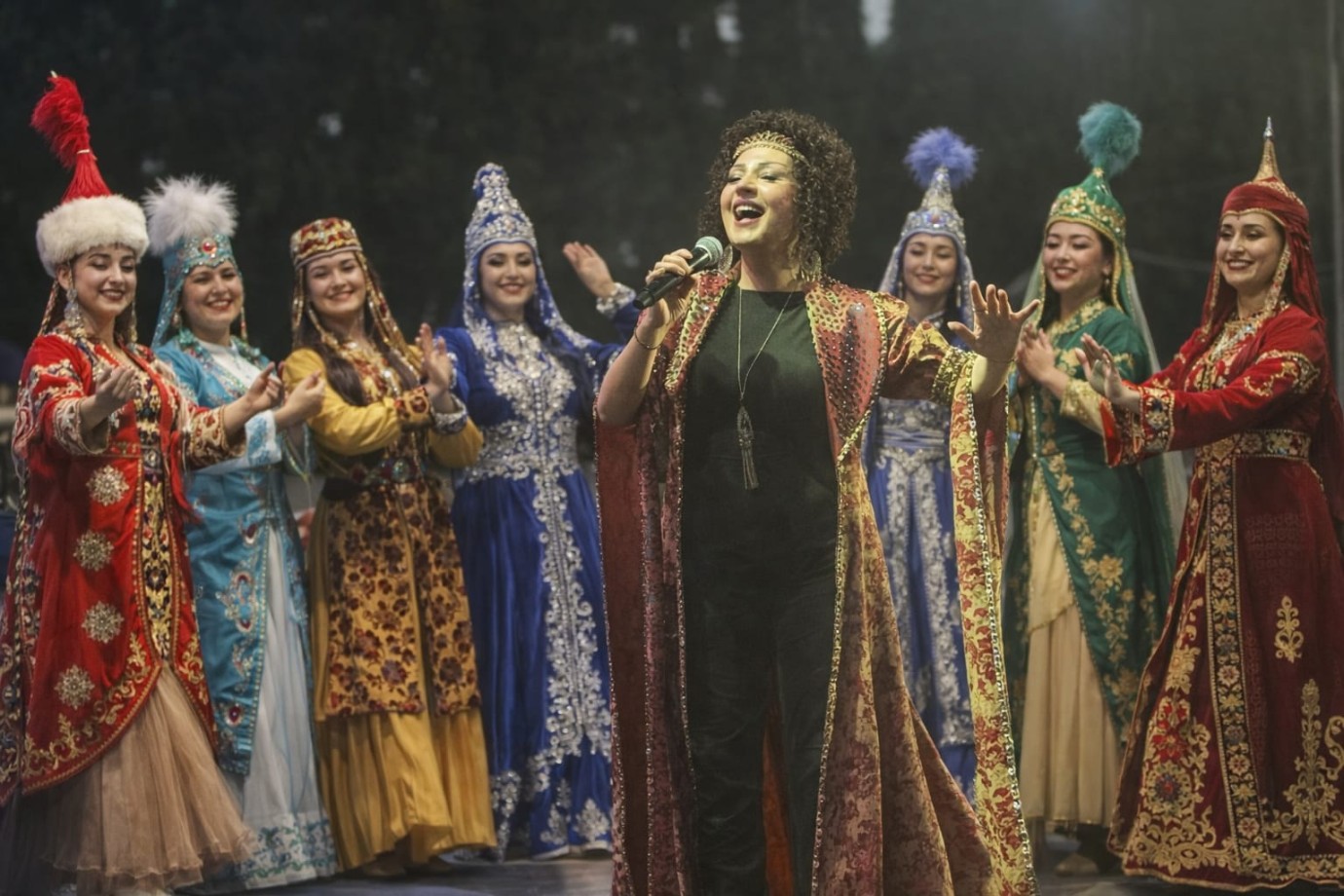 İZMİR’DE NEVRUZ COŞKUSU: ŞAHSENEM RÜZGARI EGE’Yİ SARDI!