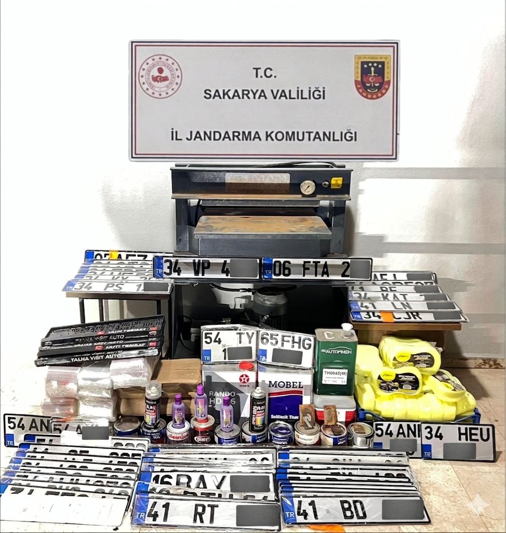 SAKARYA’DA SAHTE PLAKA ÇETESİNE DARBE: DARPHANE GİBİ ÇALIŞMIŞLAR!