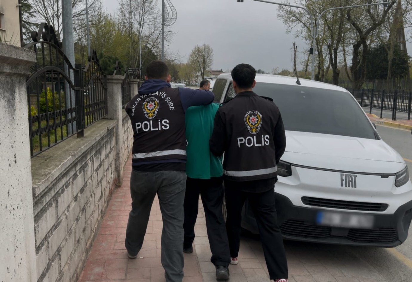 SAKARYA’DA SUÇLULARA DARBE! 376 ARANAN ŞAHIS KISKIVRAK YAKALANDI