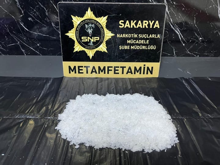 SAKARYA’DA NARKOTİK ENGELLİ! ŞEHİRLERARASI OTOBÜSTE METAMFETAMİN ELE GEÇİRİLDİ