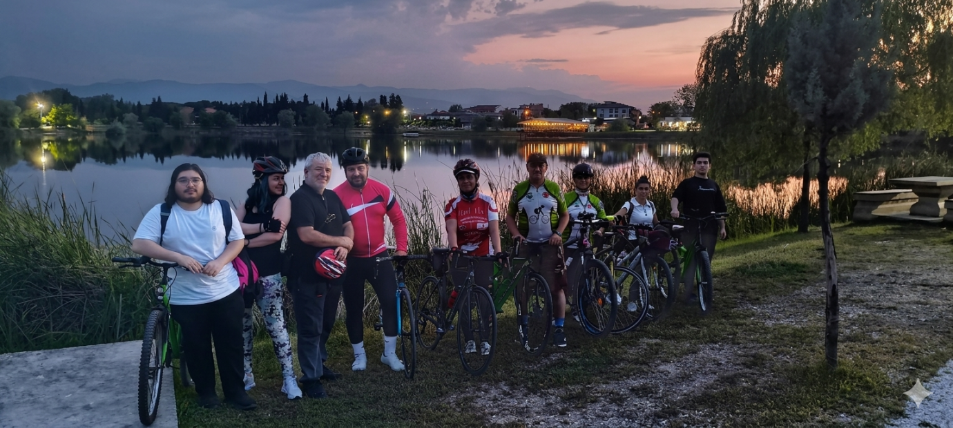 Sakarya’da Muhteşem Gece Sürüşü: Ada Bike Derneği Gölyapark’ı Pedallarla Şenlendirdi!