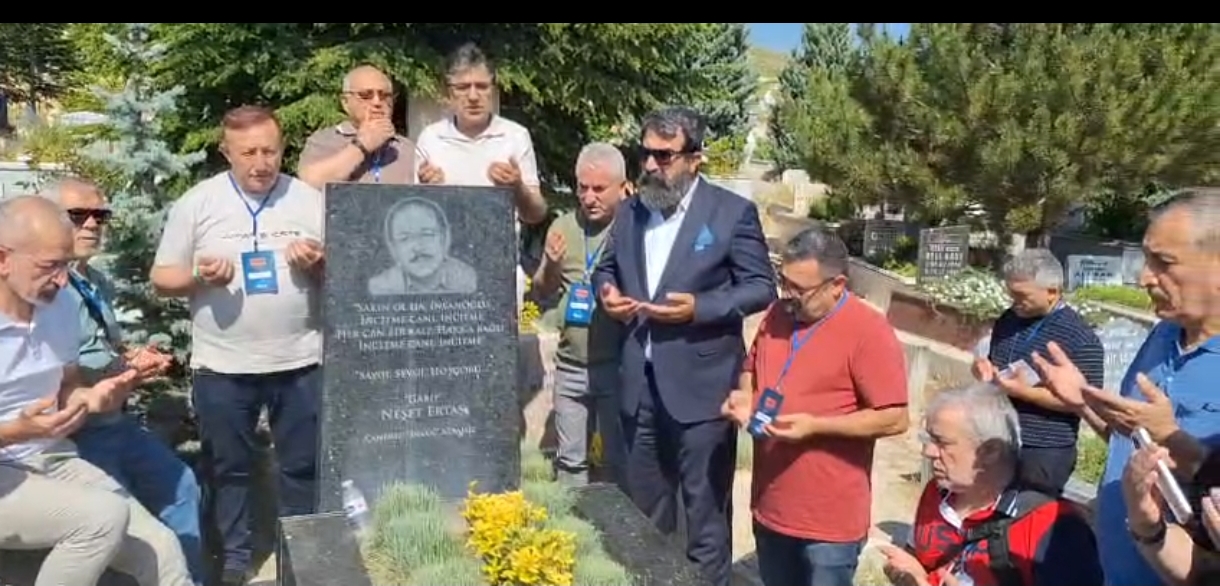 BOZKIRIN TEZENESİNE ANLAMLI ZİYARET: GAZETECİLER NEŞET ERTAŞ’IN KABRİNDE BULUŞTU!