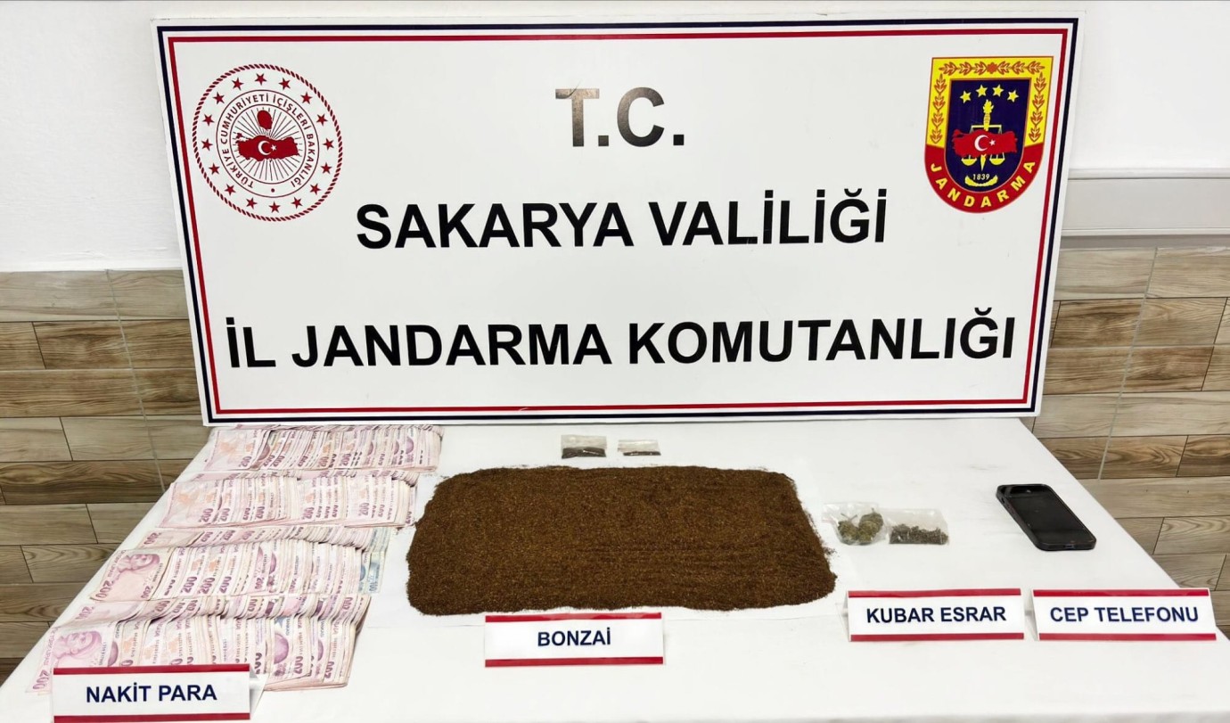 SAKARYA JANDARMASINDAN ZEHİR TACİRLERİNE 'SIFIR TOLERANS' DARBESİ: KARASU'DA KİLO KUTUSUNDA BONZAİ ELE GEÇİRİLDİ!