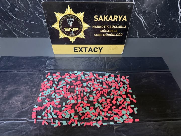 Hendek’te Zehir Tacirlerine Geçit Yok: Otobüsle Gelen Uyuşturucu Sevkiyatı Operasyonla Engellendi!