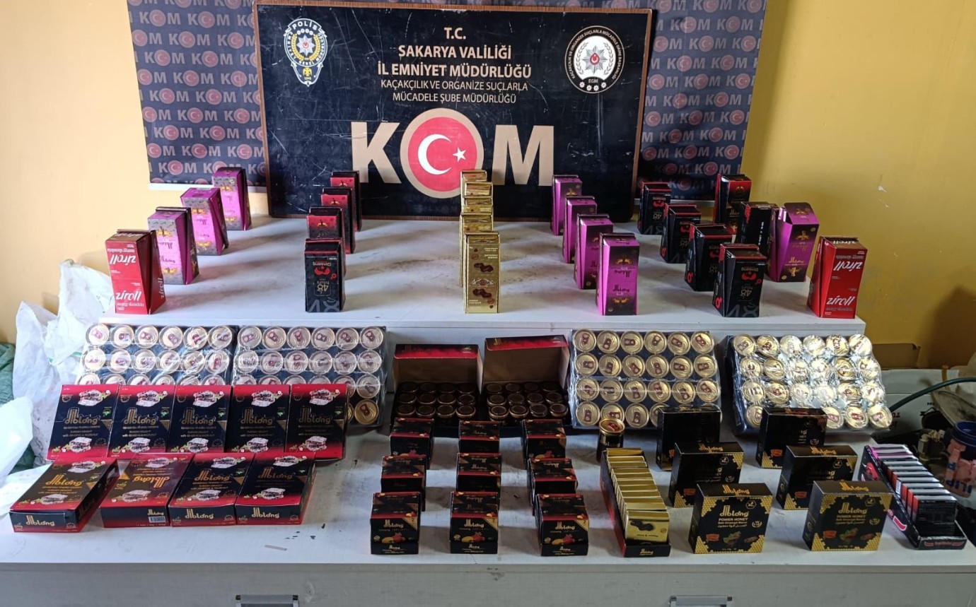 Sakarya'da Kaçak Ürün Operasyonu: İş Yerinde Yüzlerce Kaçak Ürün Ele Geçirildi