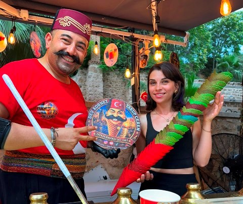 Sanatçı Mor Narpın’dan Antalya’da Tatlı Sürpriz: 