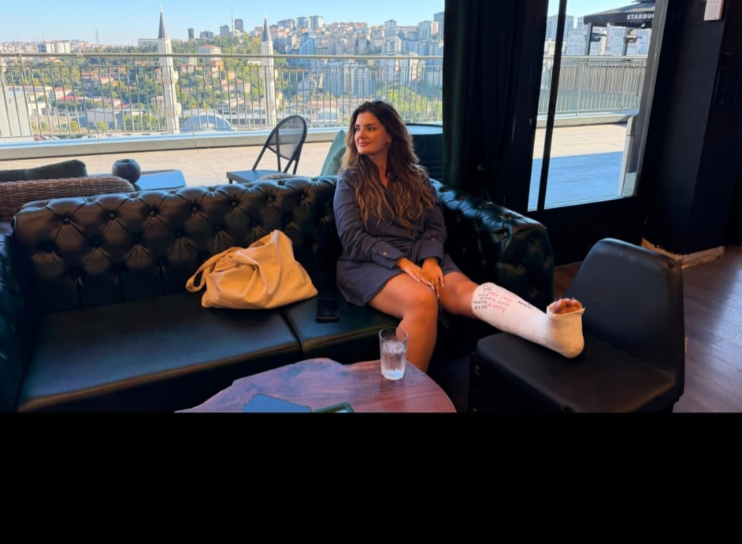 ALÇIYI ÇIKARIP MİKROFONU RİNG’ DE ELİNE ALIYOR