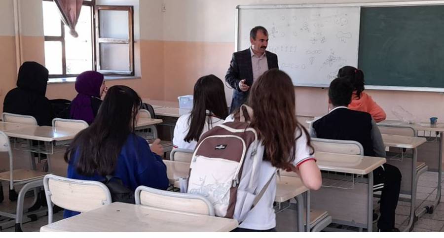 Yozgat Lisesi Müdürlüğü “Yozgat Lisesi Söyleşileri” isimli etkinliğinde akademisyenlerle öğrencileri buluşturuyor.