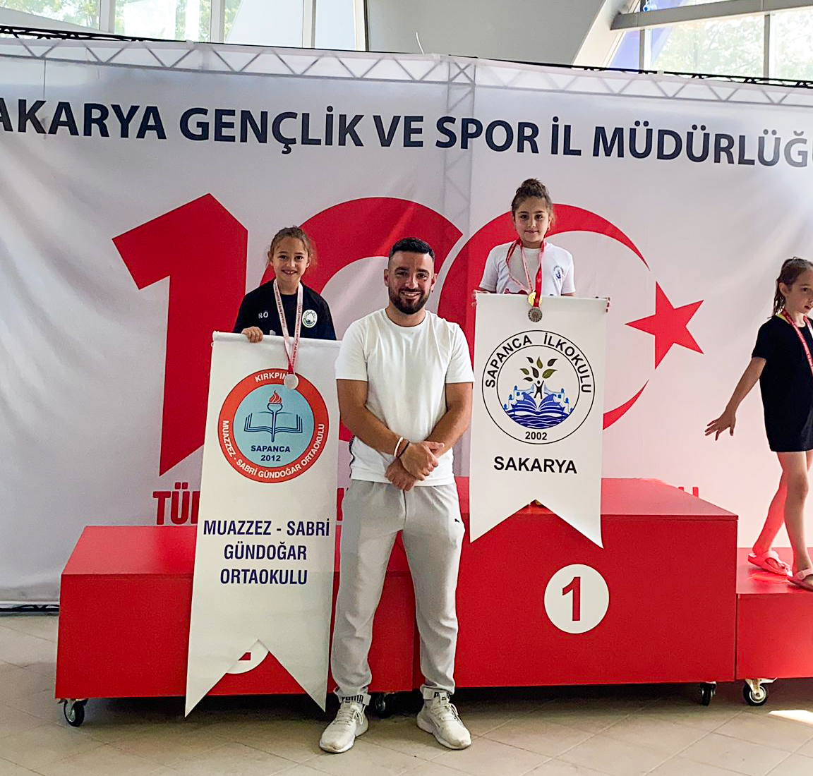 Sapancalı Minikler Madalyaya Kulaç Attı