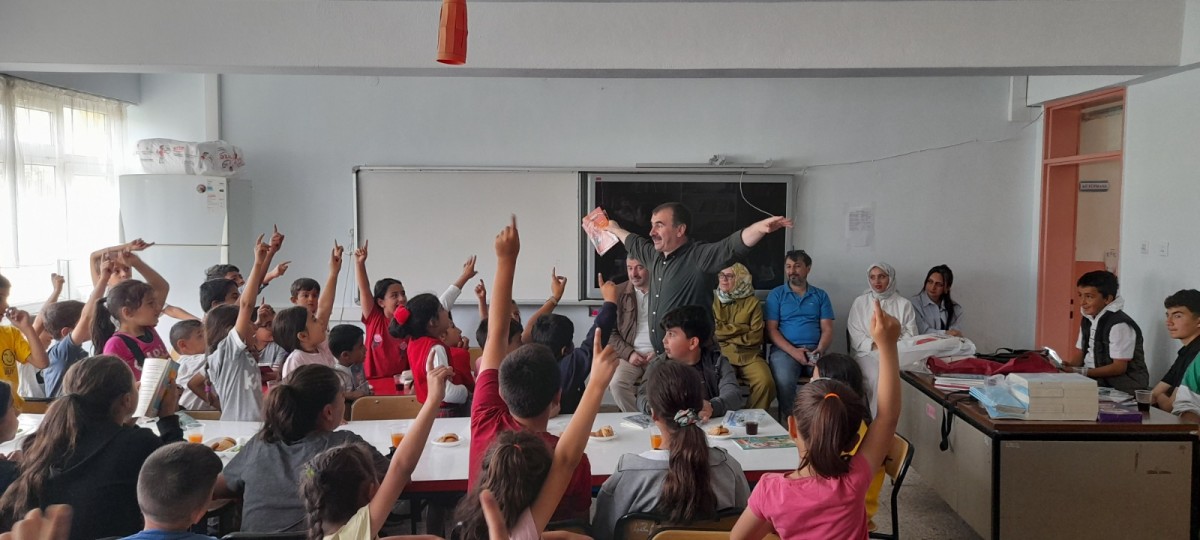 Alaca İlçe Milli Eğitim Müdürü Ahmet Çaylak’;  “Alaca ve köy okullarında coşkulu bir gün yaşandı”