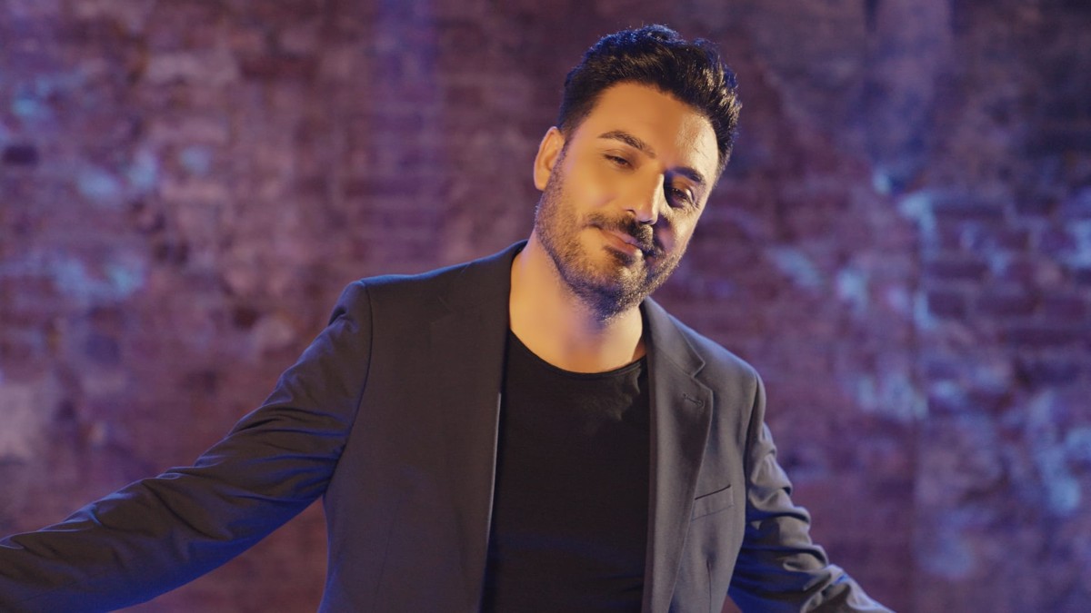 AZER BÜLBÜL'Ü ŞARKISIYLA  ANDI