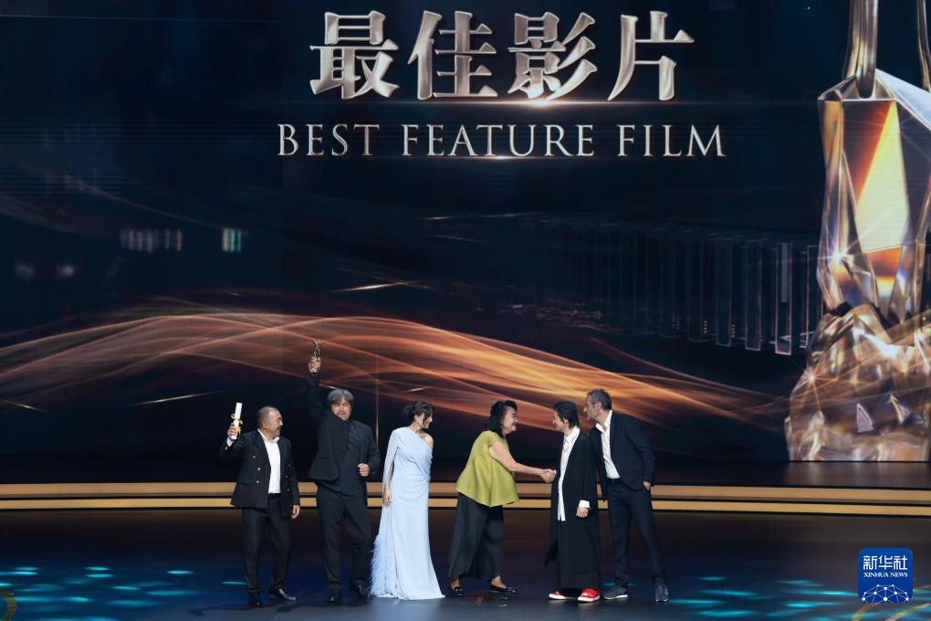 26. Shanghai Uluslararası Film Festivali Altın Kadeh Ödülleri’nin sahipleri açıklandı. Kazakistan yapımı “Talaq” (Boşanma), En İyi Film ve En İyi Kadın Oyuncu dallarında Altın Kadeh Ödülü’nü kazandı. 