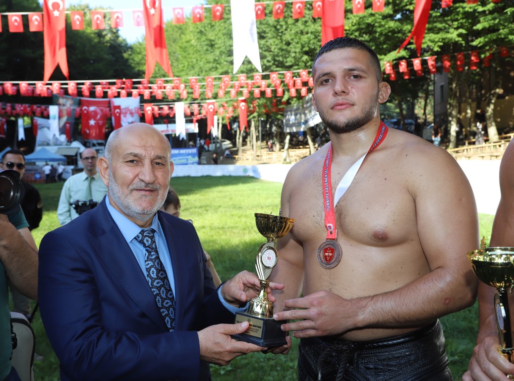 20. SELMAN DEDE YAĞLI GÜREŞLERİNİN BAŞPEHLİVANI ARSLAN OLDU