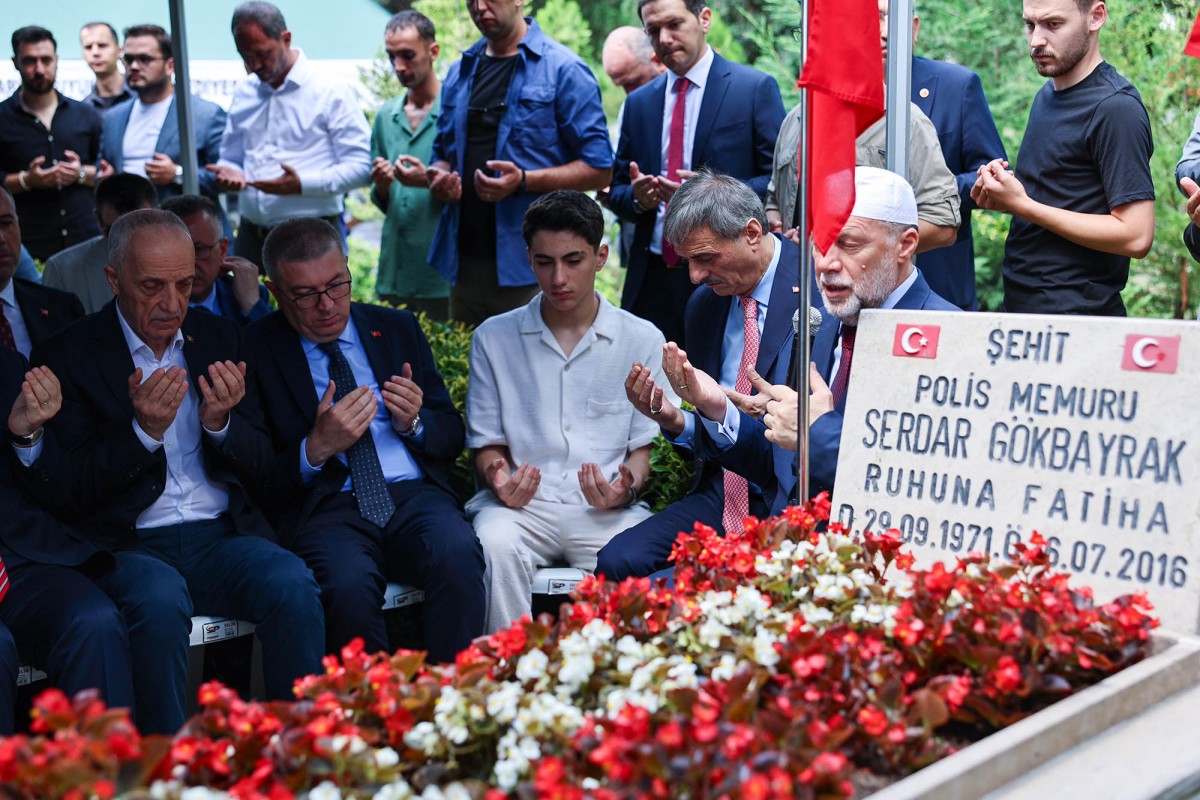 Başkan Yusuf Alemdar, 15 Temmuz’un sabahında şehit Serdar Gökbayrak’ın kabrindeydi:  “Kahraman milletimizin vatan sevdası asla sınır tanımadı”