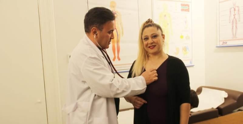 ÜNLÜ OYUNCU DERYA ŞEN’E KARDİYOLOGDAN MÜJDE: “KALP YAŞIN ÇOK GENÇ!” – PROF. DR. MUTLU VURAL’DAN OYUNCULARA ÖNEMLİ UYARI VE KALP SAĞLIĞI İÇİN ALTIN TAVSİYELER
